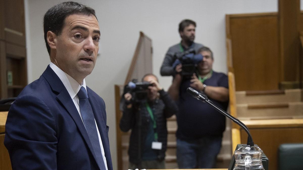 El lehendakari, Imanol Pradales, durante el pleno de control al Gobierno.