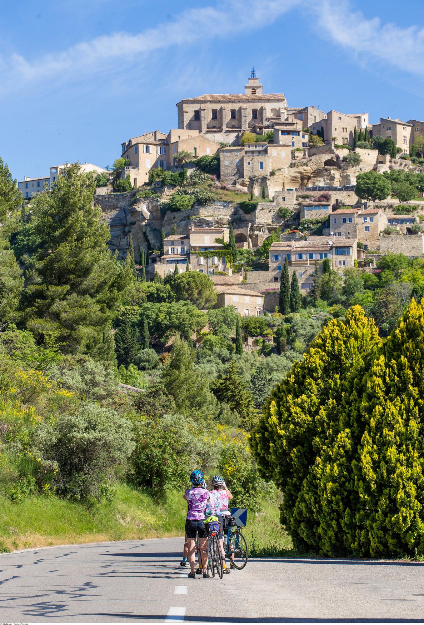 Vista de Gordes, en lo alto de la colina.