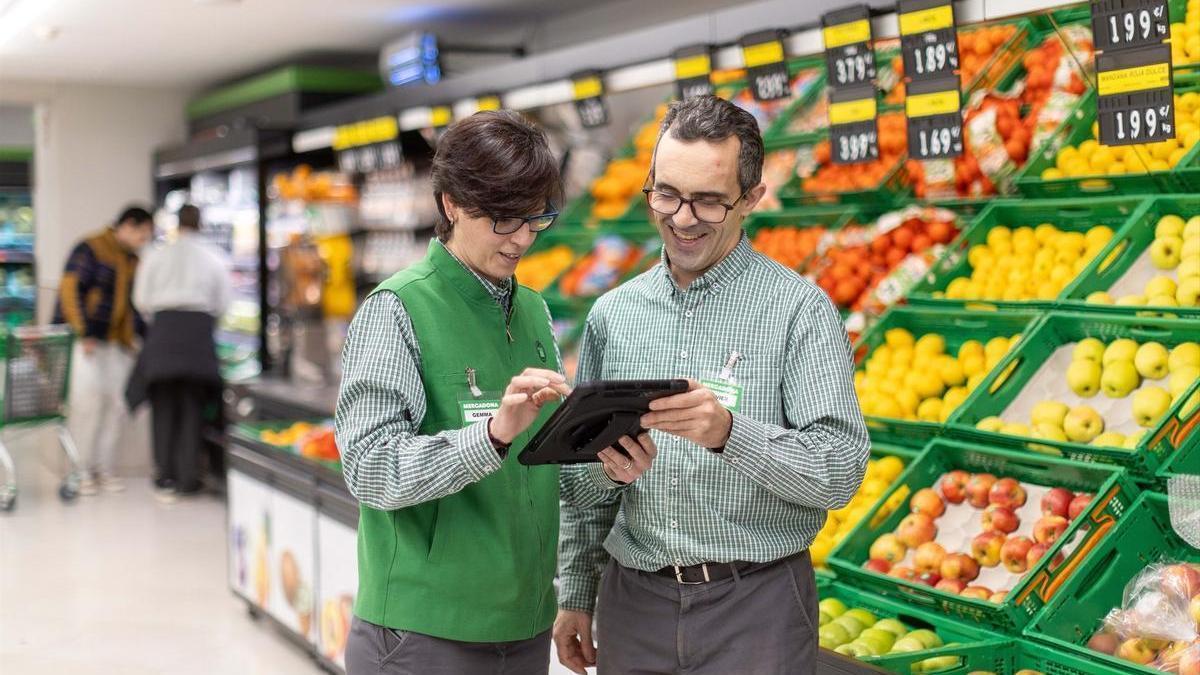 Dos trabajadores en un establecimiento de Mercadona.