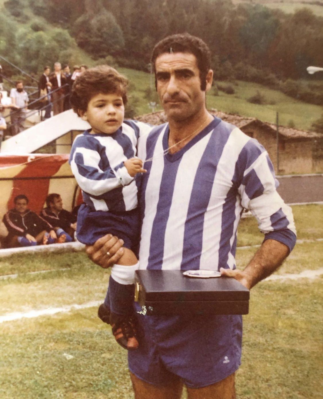 Joaquín Antón, junto a su hijo Mikel, en un partido de veteranos entre el Alavés y el Athletic.