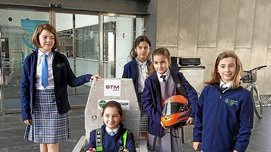 Algunas de las alumnas de St. George’s, con su coche.