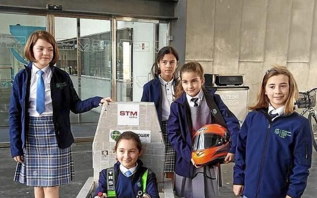 Algunas de las alumnas de St. George’s, con su coche. Algunas de las alumnas de St. George’s, con su coche.