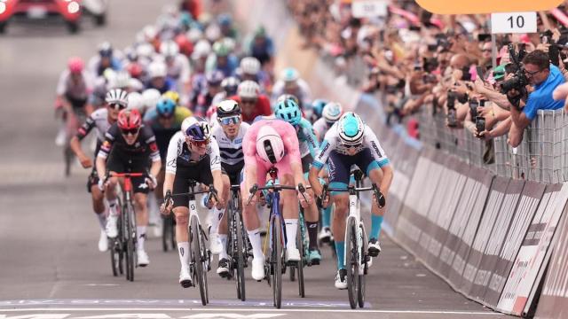 Pedersen se impone a Zanbanini y Pidcock en Matera. / Giro de Italia Pedersen se impone a Zanbanini y Pidcock en Matera.
