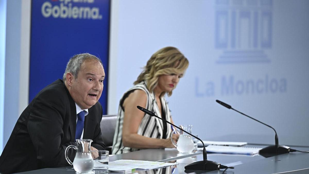 Jordi Hereu y Pilar Alegría en la rueda de prensa posterior al Consejo de Ministros.