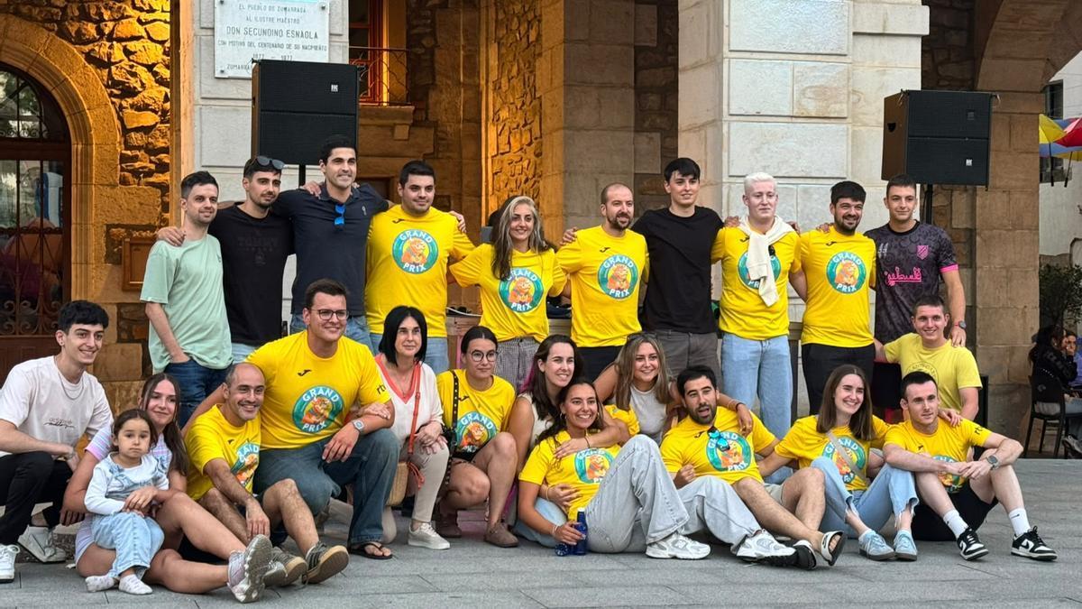 Algunos de los vecinos que participaron en el concurso, el lunes en la plaza de Zumarraga.