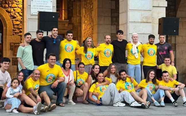 Algunos de los vecinos que participaron en el concurso, el lunes en la plaza de Zumarraga.