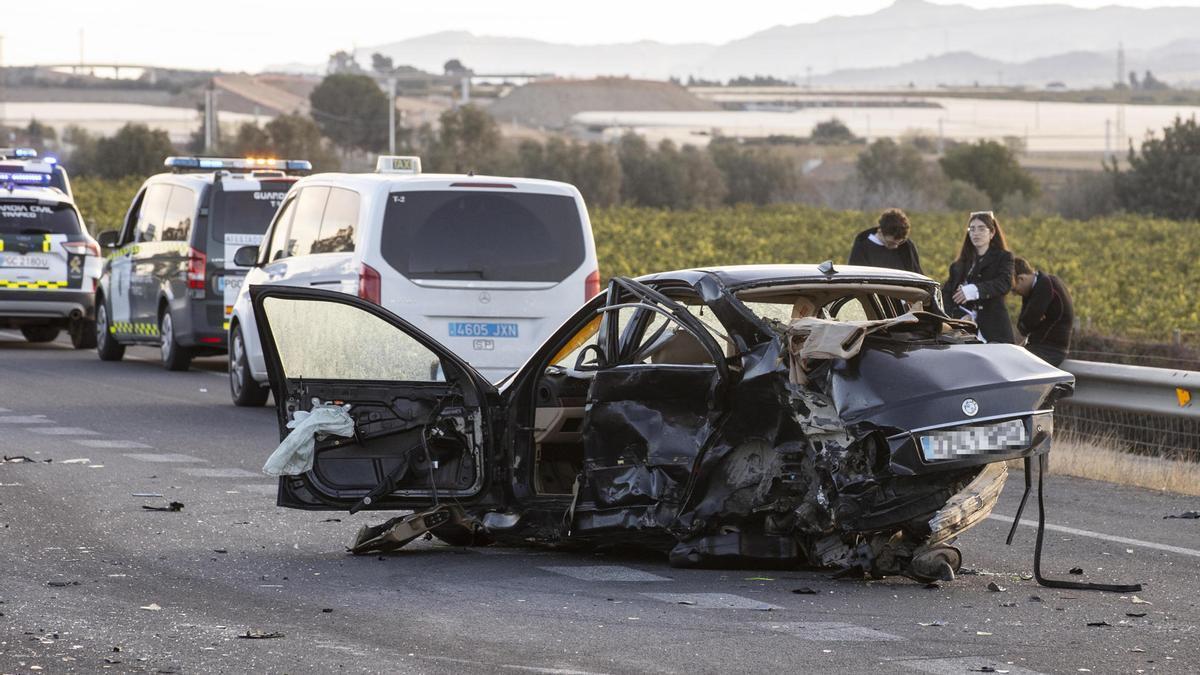 Uno de los vehículos implicados en el accidente múltiple que ha dejado un muerto y seis heridos en Murcia.