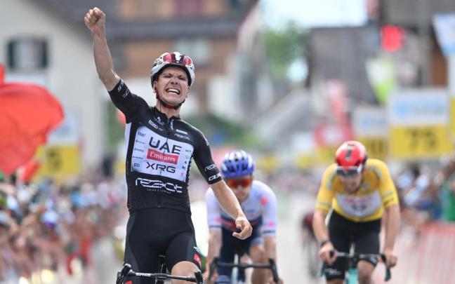 Joao Almeida celebra la victoria en una de las etapas del Tour de Suiza, carrera que conquistó. / Efe Joao Almeida celebra la victoria en una de las etapas del Tour de Suiza, carrera que conquistó.