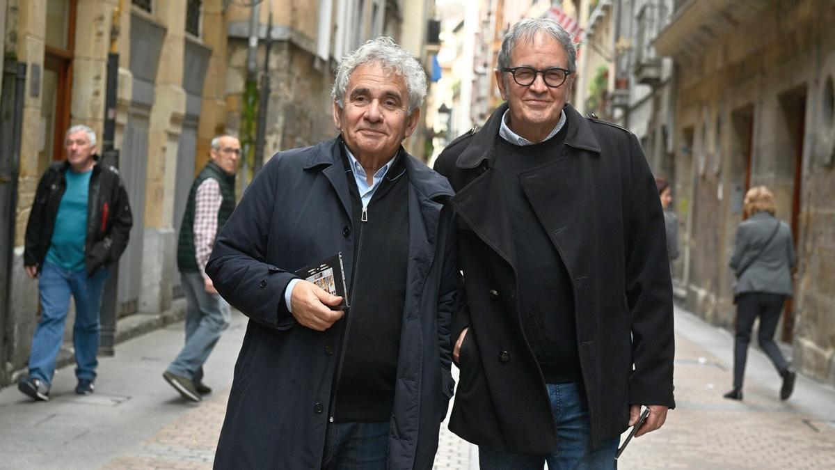 Atxaga y Ordorika posan en el Casco Viejo de Bilbao, a las puertas de Bira Kulturgunea, antes de la presentación del disco.