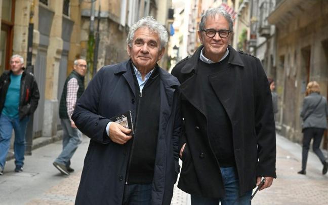 Atxaga y Ordorika posan en el Casco Viejo de Bilbao, a las puertas de Bira Kulturgunea, antes de la presentación del disco. Atxaga y Ordorika posan en el Casco Viejo de Bilbao, a las puertas de Bira Kulturgunea, antes de la presentación del disco.
