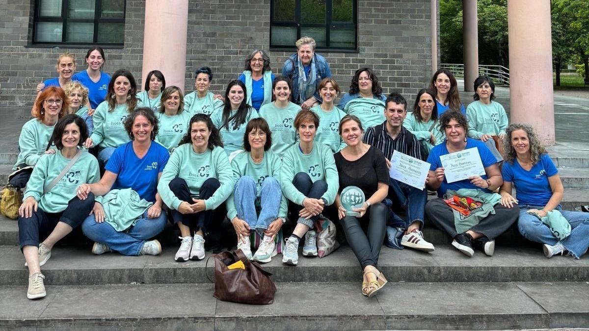 El coro de voces femeninas Hots y su director Aitor Bian tras hacerse con el tercer premio en Gasteiz.