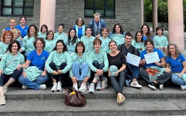 El coro de voces femeninas Hots y su director Aitor Bian tras hacerse con el tercer premio en Gasteiz.