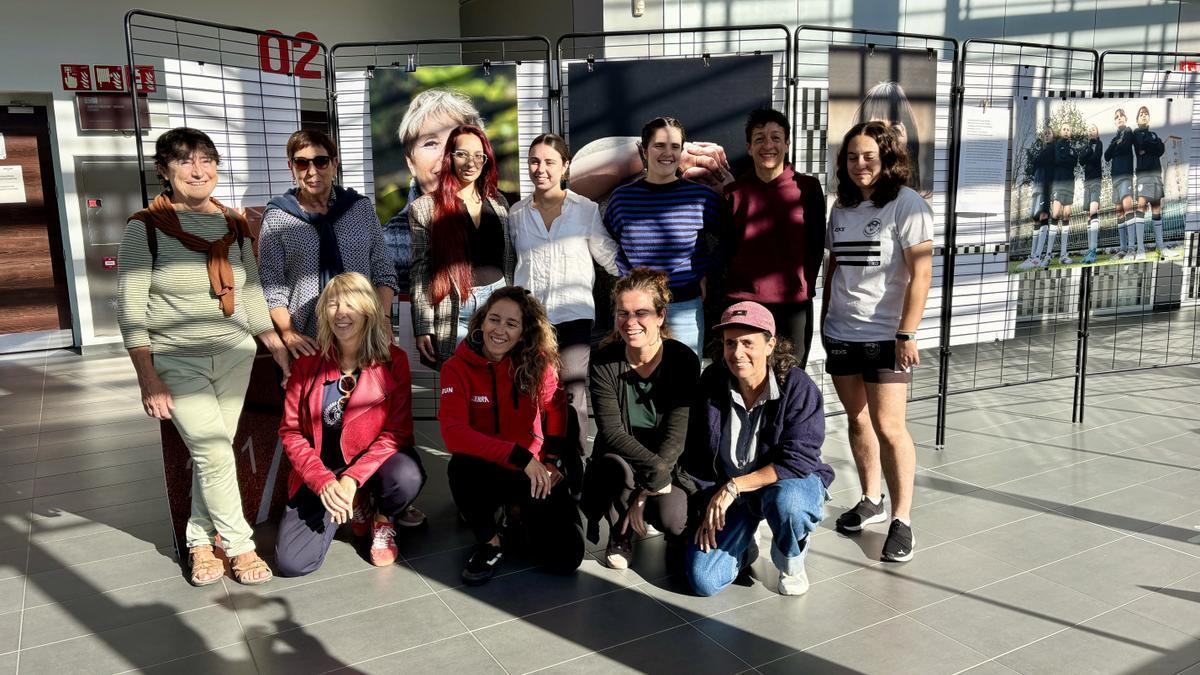 Representantes de Parean, Kera y Txingudiko Elkarte Feminista, junto a Mendi Urruzuno y mujeres deportistas.