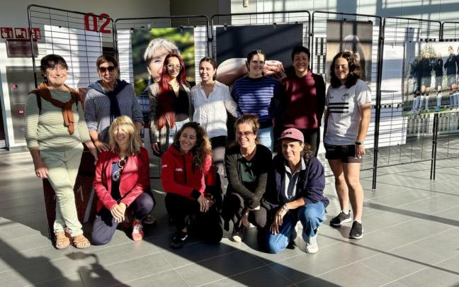 Representantes de Parean, Kera y Txingudiko Elkarte Feminista, junto a Mendi Urruzuno y mujeres deportistas.