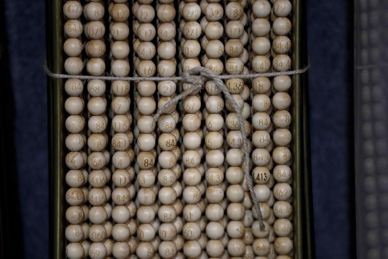 Detalle de las liras que recogen las bolas para trasladarlas al Teatro Real para el sorteo.