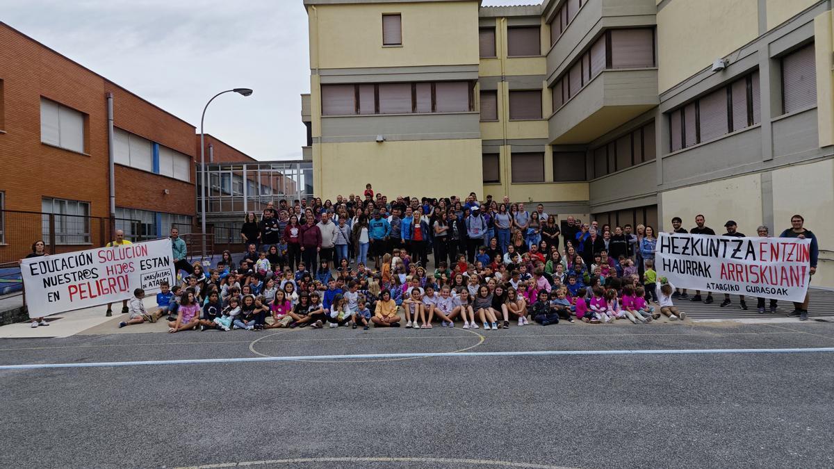 Escolares y sus familias en las puertas del CP Atargi de Villava.