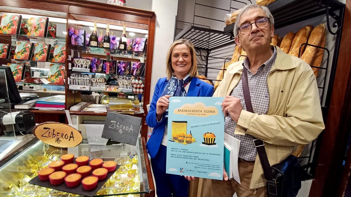 Amaia del Campo y Juan Santamaría posan con el cartel de la actividad junto a una docena de barakaldesitas.