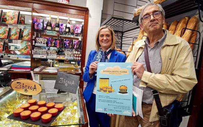 Amaia del Campo y Juan Santamaría posan con el cartel de la actividad junto a una docena de barakaldesitas. Amaia del Campo y Juan Santamaría posan con el cartel de la actividad junto a una docena de barakaldesitas.