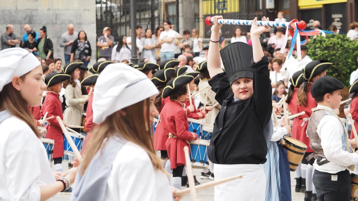 Niñas y niños son los grandes protagonistas de la marcha organizada por Tata Elkartea y Umore Ona