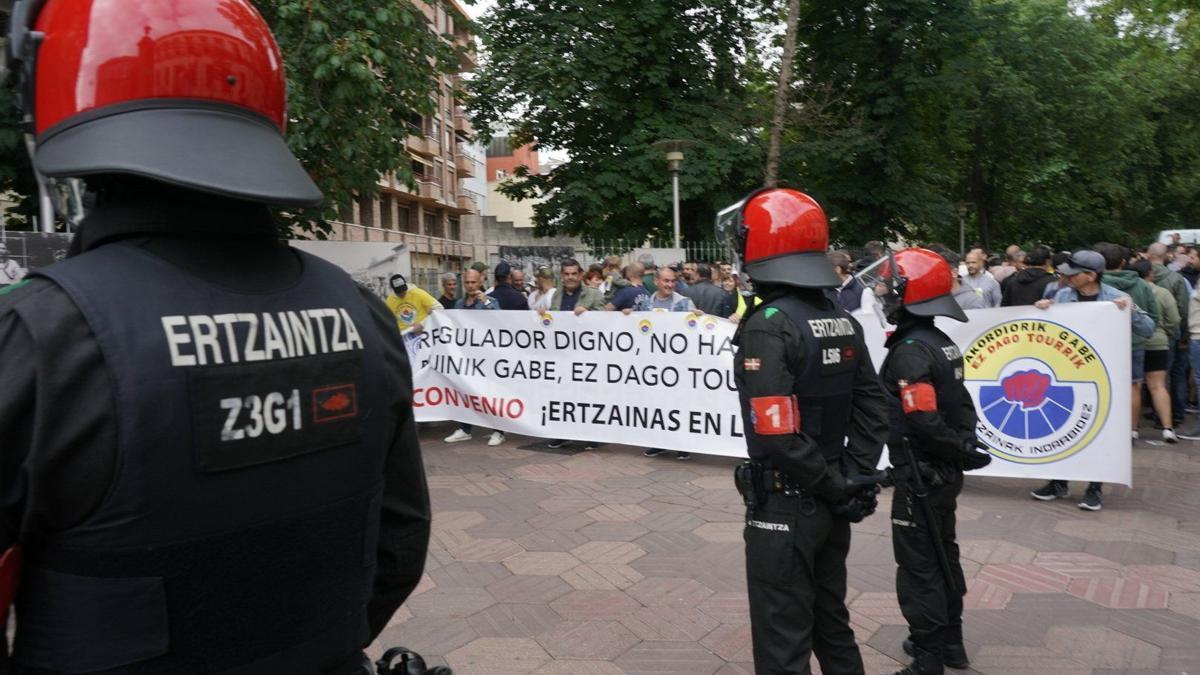 Agentes de la Ertzaintza vuelven a manifestarse frente al Parlamento Vasco