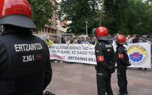 Agentes de la Ertzaintza vuelven a manifestarse frente al Parlamento Vasco