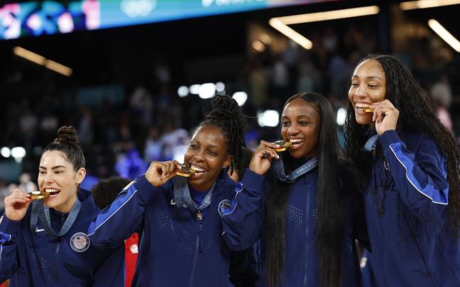 Las jugadoras de EE.UU. celebran la medalla 40 de oro de sus país.
