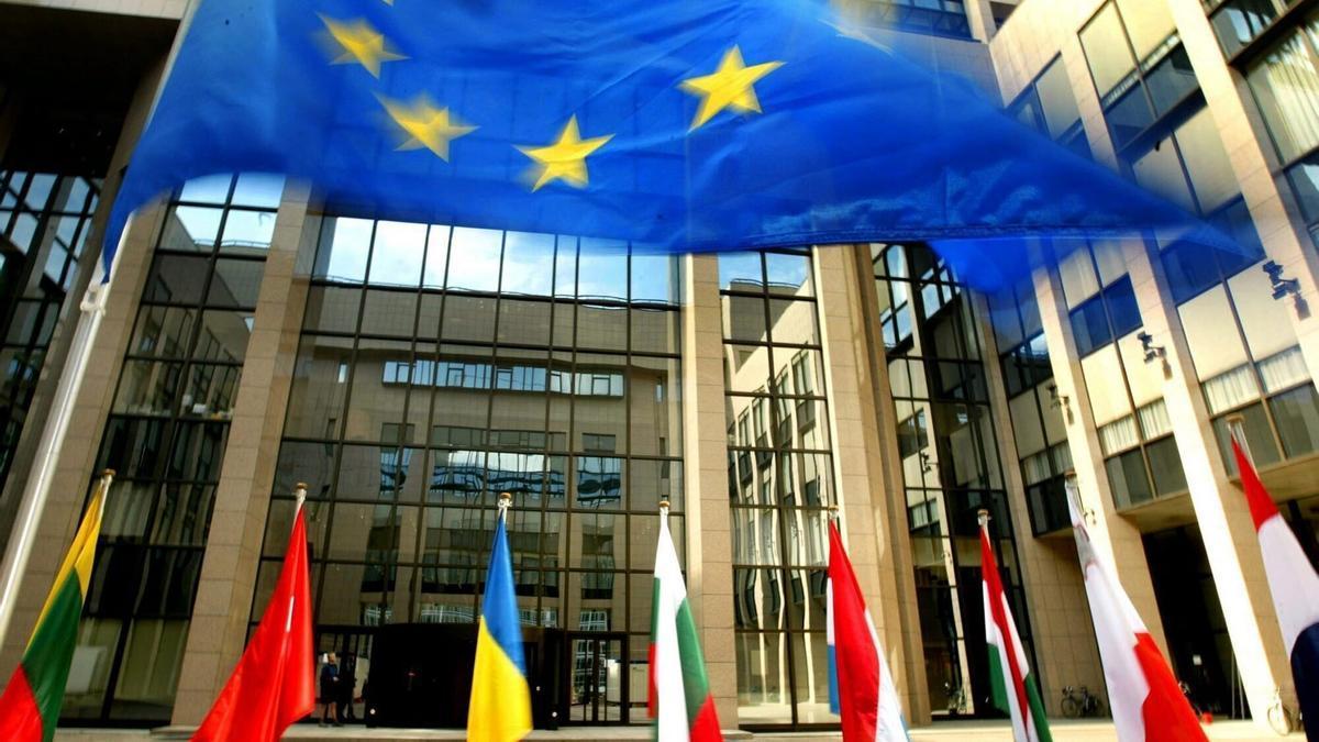 La bandera de la Unión Europea, ondeando en Bruselas por encima de las de los países miembros.