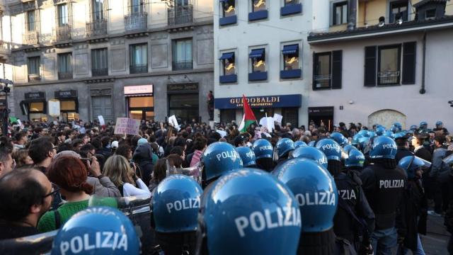 Policía antidisturbios durante una manifestación en Milán contra el aumento del costo de vida.