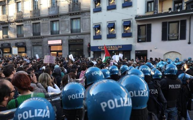 Policía antidisturbios durante una manifestación en Milán contra el aumento del costo de vida.
