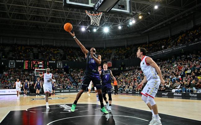 Darrun Hilliard penetra ante la canatsa andorrana. / OSKAR GONZÁLEZ