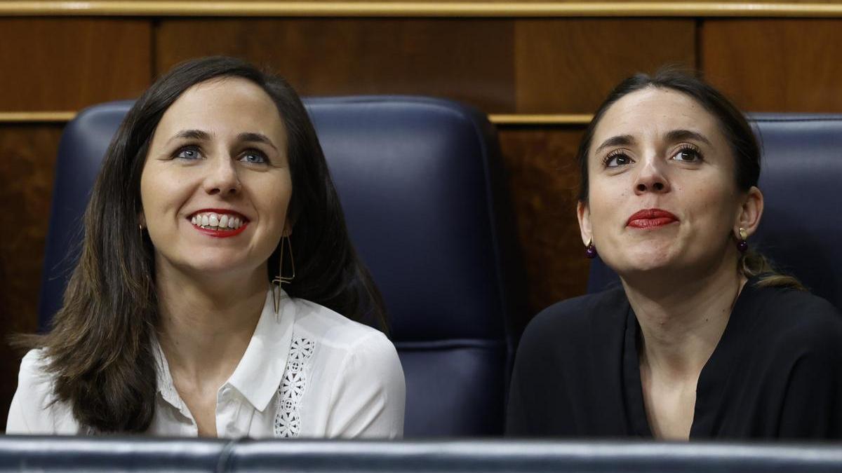 Ione Belarra e Irene Montero durante el pleno.