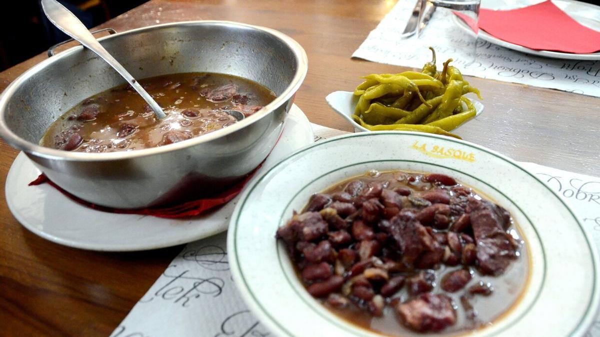 Un puchero de alubias rojas del Asador La Basque.