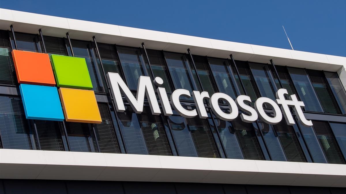 El logo de Microsoft colgado en la fachada de uno de sus edificios de oficinas.