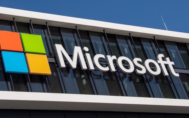 El logo de Microsoft colgado en la fachada de uno de sus edificios de oficinas.