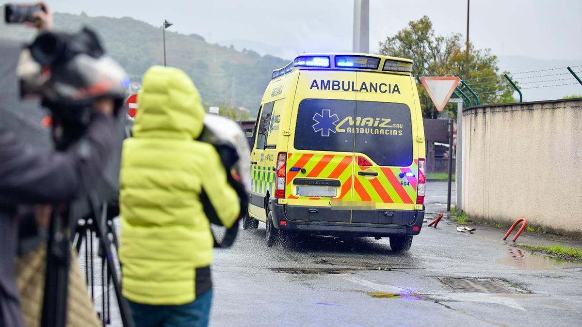 Una ambulancia recoge a la bilbaína herida en los atentados de Afganistán, en el Aeropuerto de Loiu.