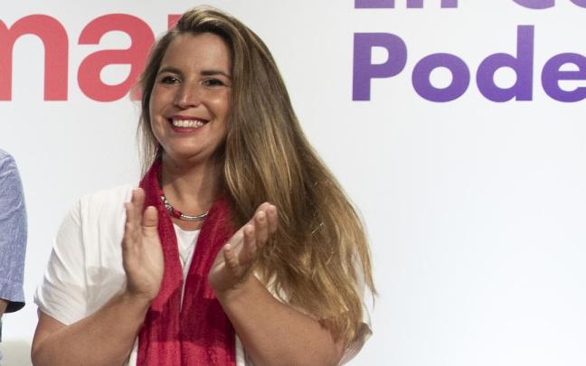 Candela López, al final a la derecha, durante un acto de Sumar. / EP Candela López, al final a la derecha, durante un acto de Sumar.