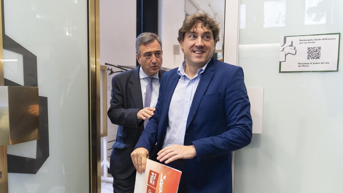 El presidente del EBB del PNV, Aitor Esteban, llama al secretario general del PSE, Eneko Andueza, en una imagen de archivo