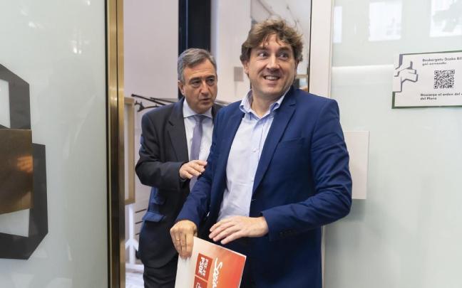 El presidente del EBB del PNV, Aitor Esteban, llama al secretario general del PSE, Eneko Andueza, en una imagen de archivo