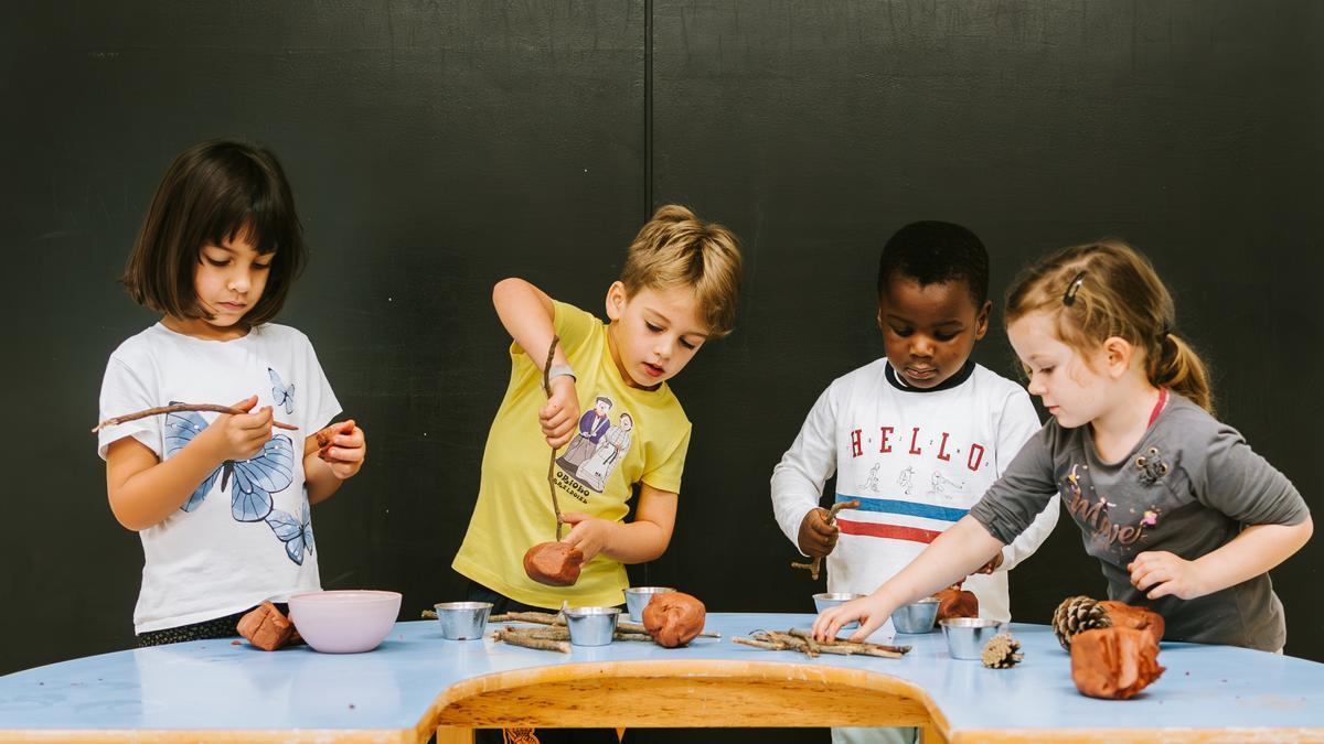 Ikasle batzuk buztinarekin jolasean, sormena lantzen.