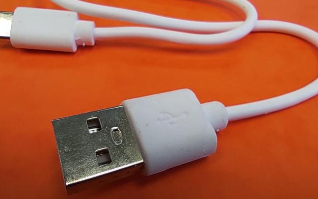 Un cable con un conector USB-A con los dos agujero cuadrados misteriosos. El del otro extremo es de tipo USB-C / NTM Un cable con un conector USB-A con los dos agujero cuadrados misteriosos. El del otro extremo es de tipo USB-C