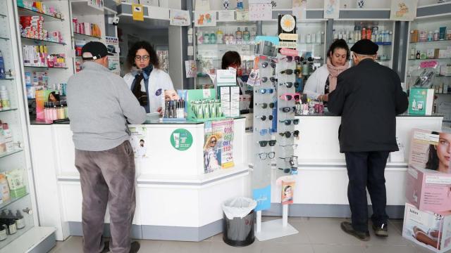 Varias personas en una farmacia.