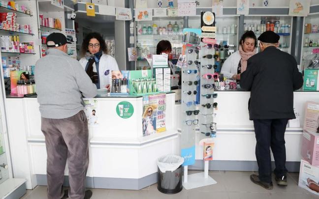 Varias personas en una farmacia.