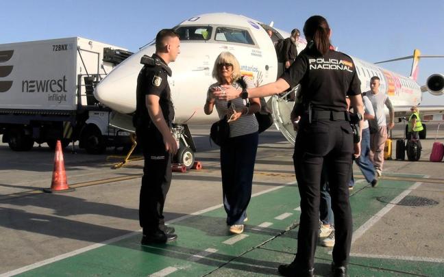 Control policial en el aeropuerto de Barajas de vuelos procedentes de Italia