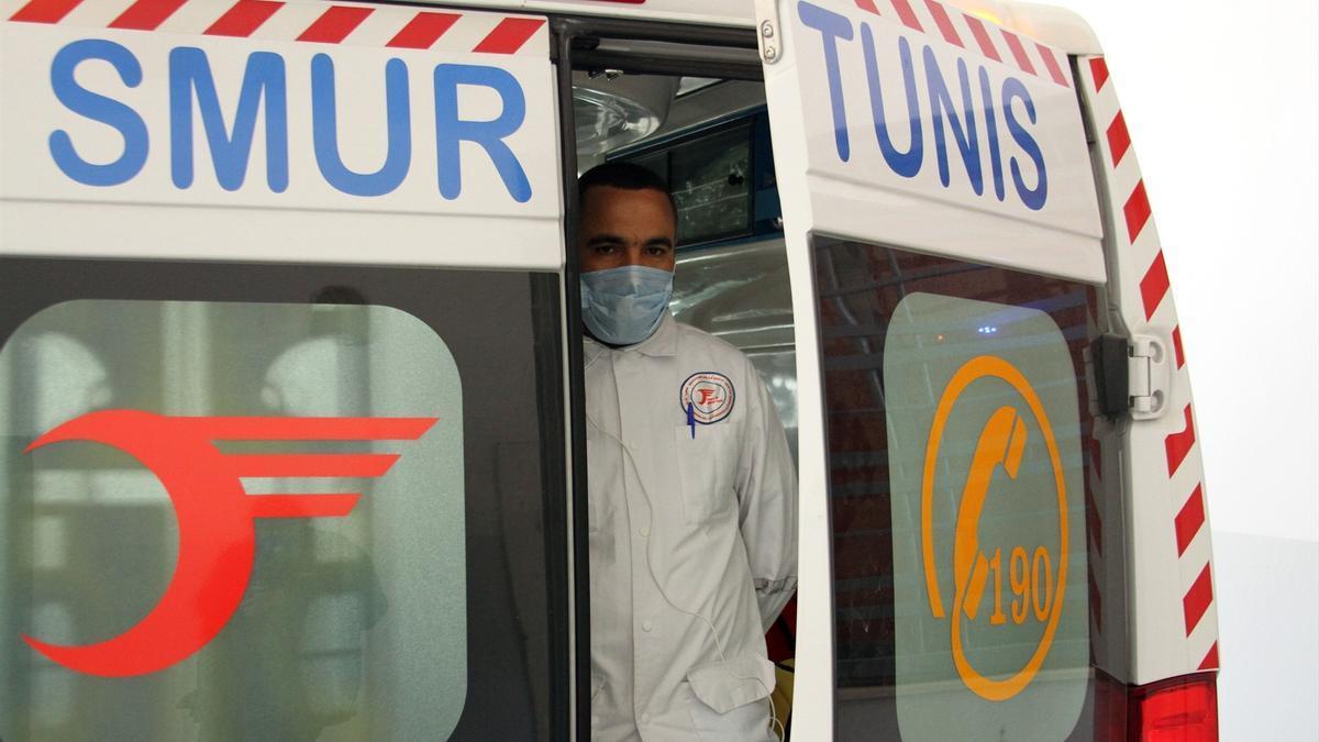 Un médico en una ambulancia en Túnez.