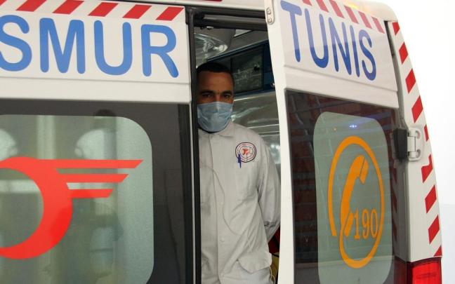 Un médico en una ambulancia en Túnez.