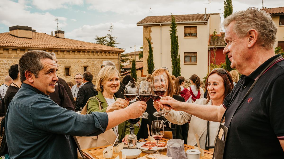 Asistentes brindando en una edición anterior de 'Samaniego in Wine'
