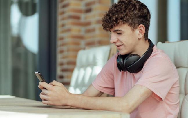 Un joven escribe un mensaje en el móvil. / Archivo Un joven escribe un mensaje en el móvil.