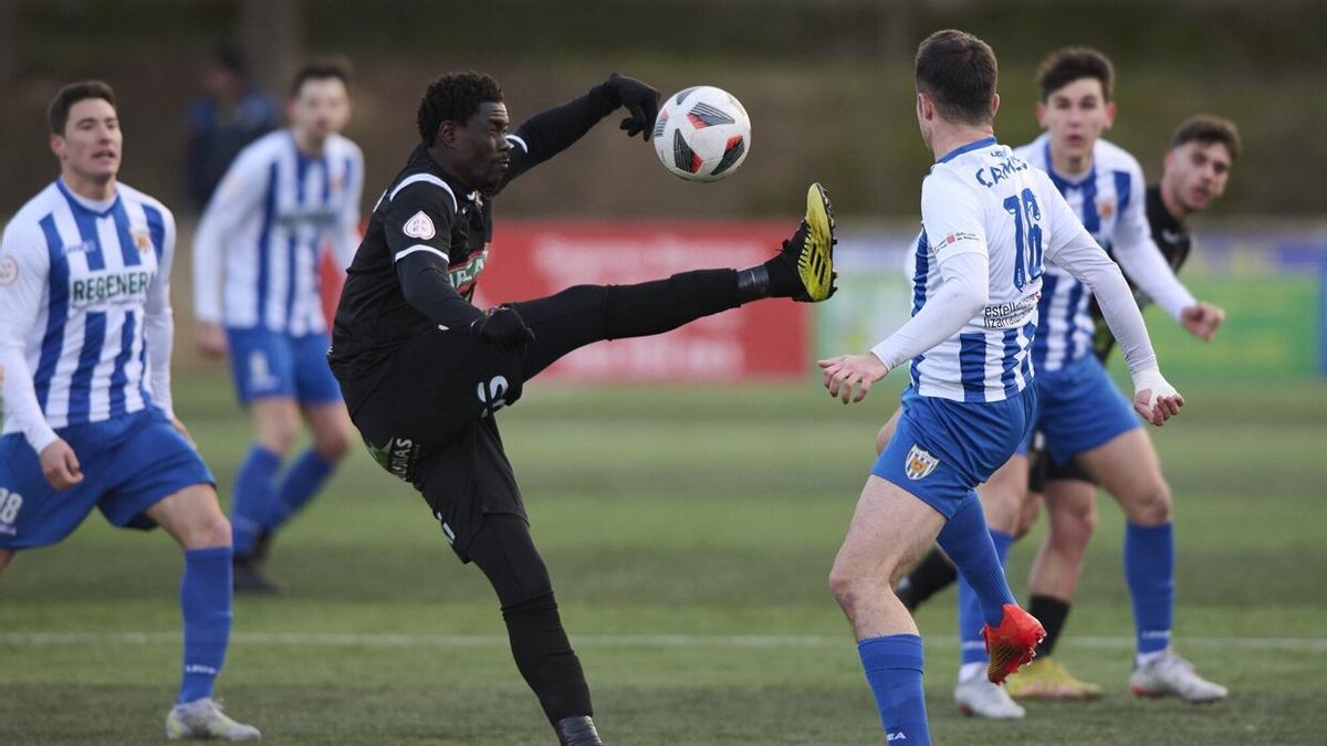 Lucha por un balón en un partido del Tudelano.