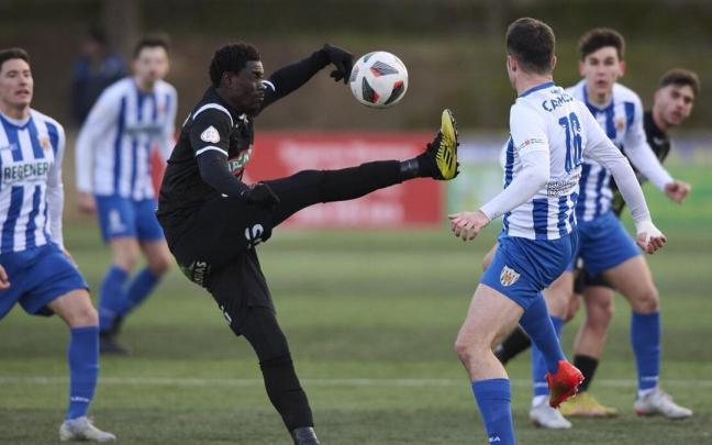 Lucha por un balón en un partido del Tudelano.