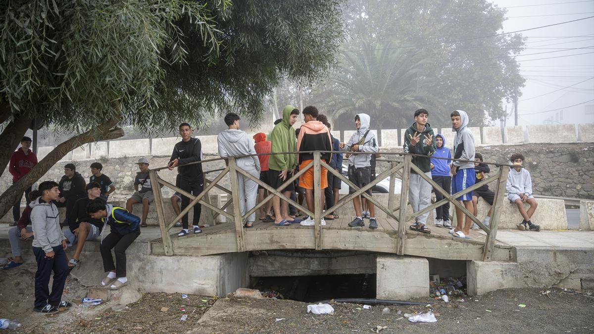 Cientos de migrantes continúan viviendo en la playa del Trampolín, Ceuta.
